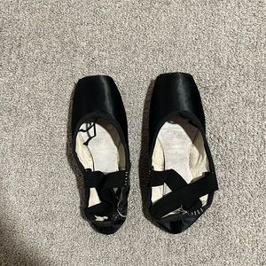 Black pointe shoes